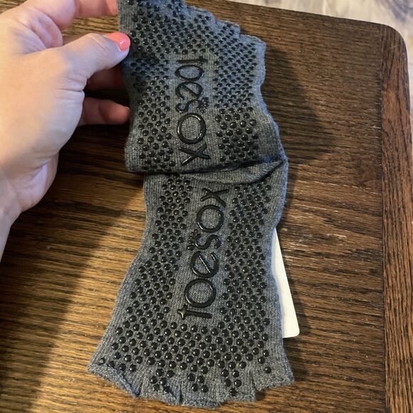 ToeSox Half Toe Grip Non Slip Black Gray Socks Pilates Yoga Size Med - Picture 3 of 5